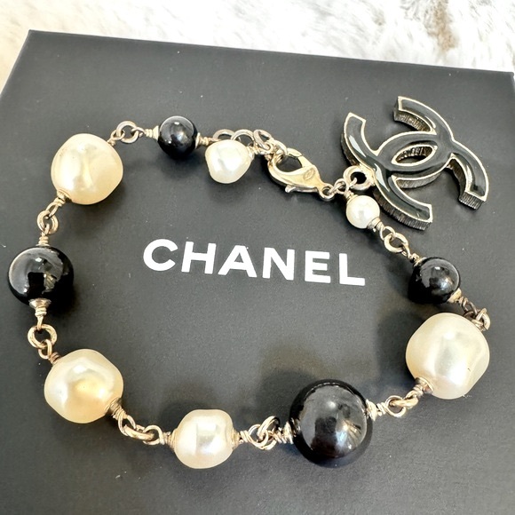 Chanel Enamel Pearl Beaded CC Bracelet - Picture 3 of 9